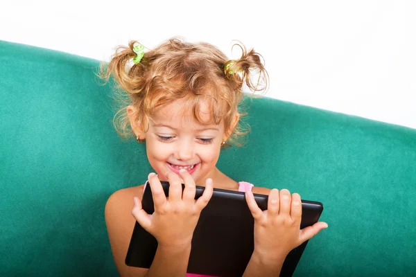 Ragazza di 5 anni con tablet — Foto Stock