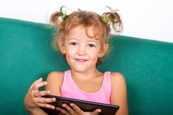 Leende liten flicka med tablett — Stockfoto