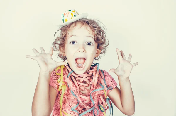 Legrační malá holčička s karnevalovou čepičku — Stock fotografie