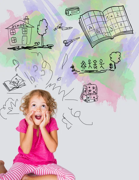 Menina de 5 anos pronta para a escola — Fotografia de Stock