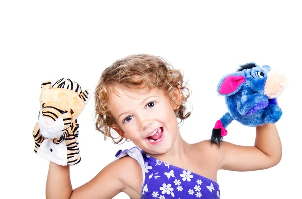 Petite fille avec des marionnettes en peluche — Photo