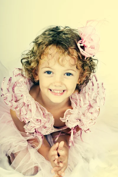 バレリーナとして服を着た小さな女の子 — ストック写真