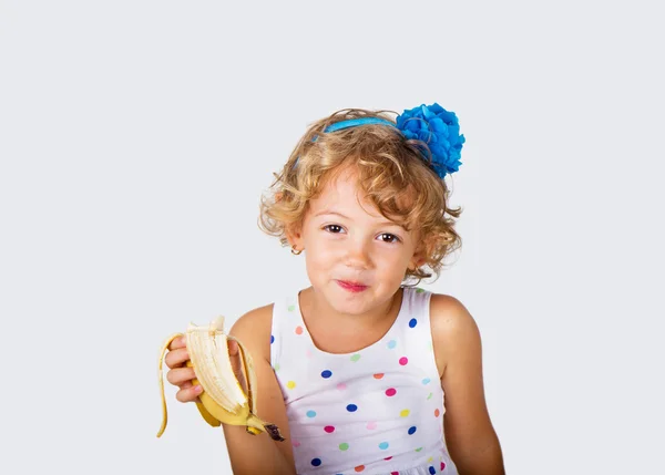 Fille mange de la banane — Photo