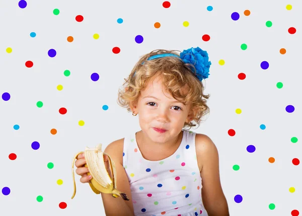 Menina feliz com banana — Fotografia de Stock