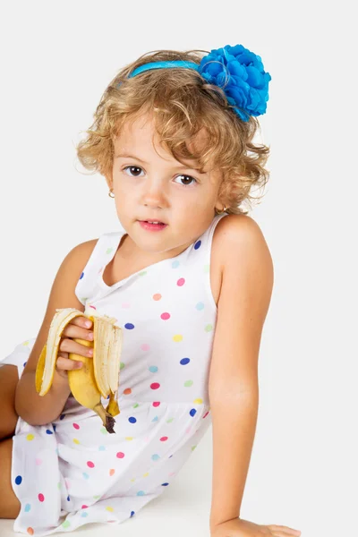 Bella bambina con banana — Foto Stock