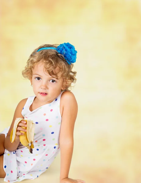 Mädchen isst Banane — Stockfoto