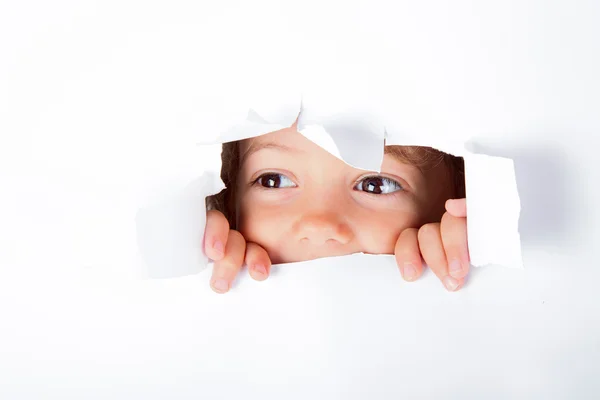 Enfant curieux à émerger du journal — Photo