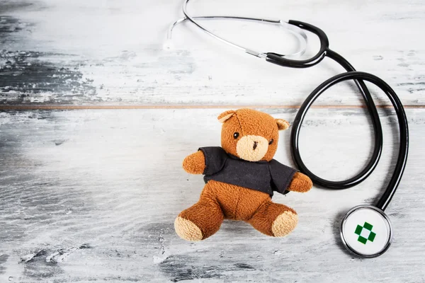 Stéthoscope et peluche — Photo