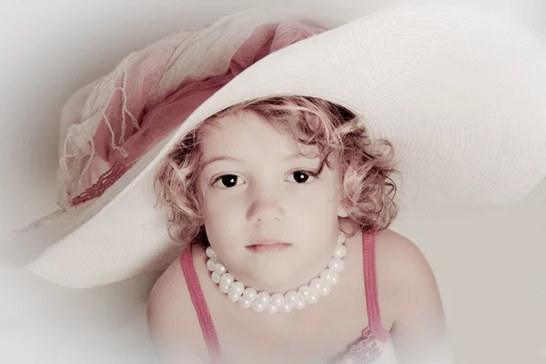 Moderní dívka s bílým kloboukem — Stock fotografie