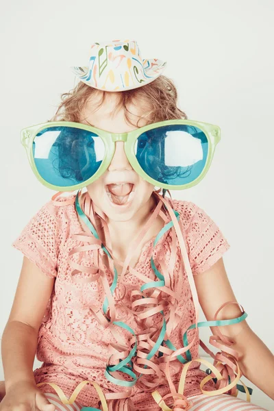 Menina engraçada com chapéu de festa — Fotografia de Stock