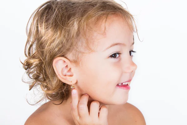 Petite fille avec boucle d'oreille — Photo