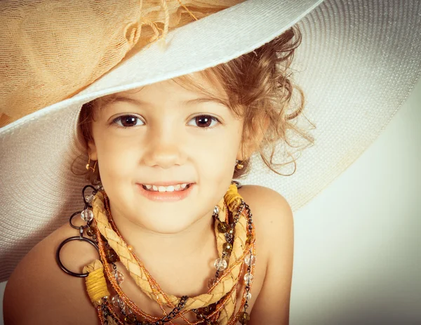 Mooi meisje met hoed en ketting — Stockfoto