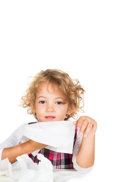 Krankes Mädchen mit Taschentuch — Stockfoto