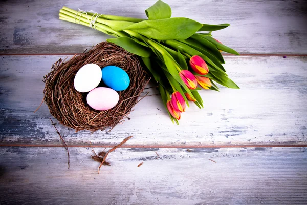 Yumurta yuva ve buket çiçek — Stok fotoğraf