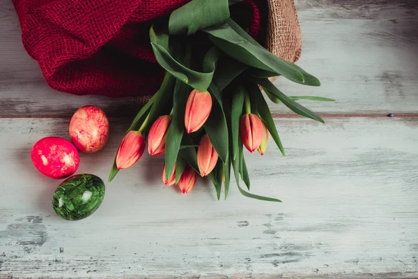 Velikonoční vajíčka a tulipány — Stock fotografie