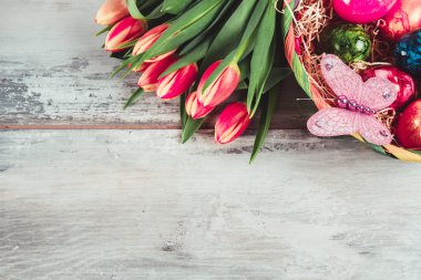 Lale ve pembe kelebek