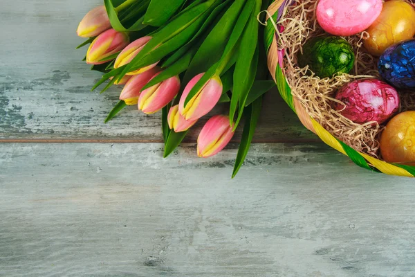 Huevos y tulipanes de Pascua — Foto de Stock