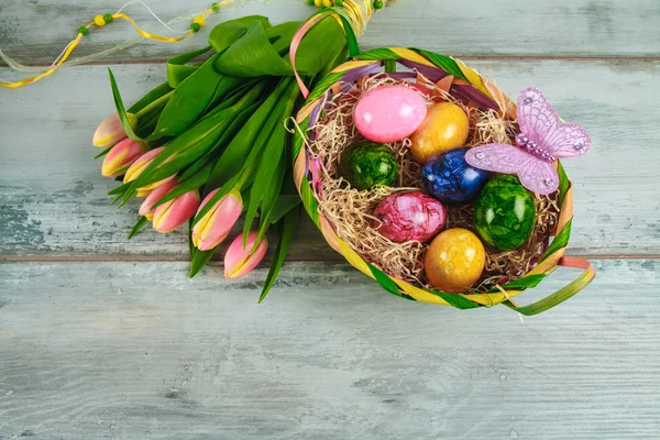 Cesta de huevos y tulipanes de Pascua — Foto de Stock