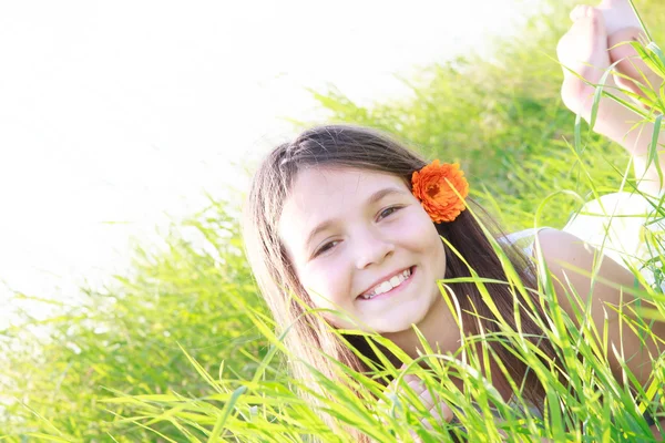 Girl lying in green grass — Stock Photo, Image