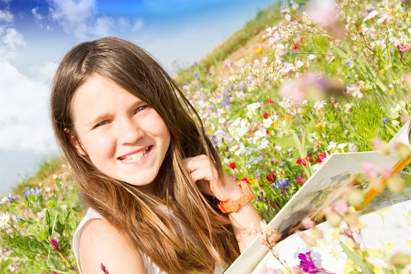 Ragazza legge un libro — Foto Stock