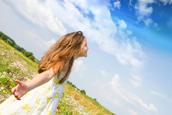 Relajarse en el campo de las flores — Foto de Stock