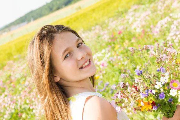 Ragazza con mazzo di fiori di campo — Foto Stock