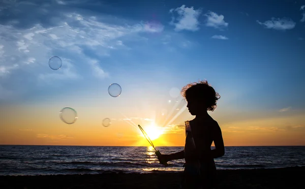 Jugando al atardecer — Foto de Stock