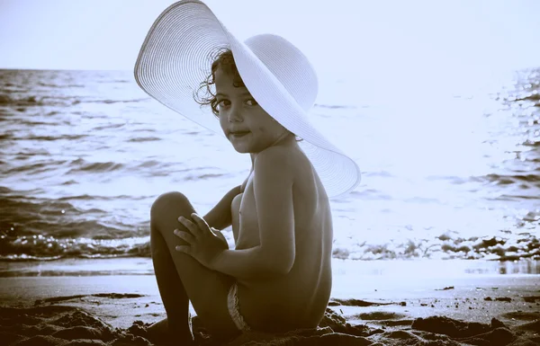 在海边的小女孩 — 图库照片