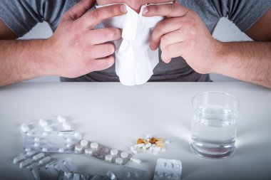 hasta adam burnunu esiyor