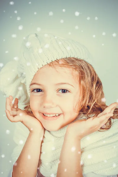 5-jarige schoonheid tevreden muts en sjaal — Stockfoto