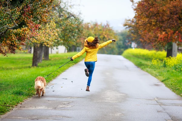 Lustiges Mädchen läuft mit Hundefreundin — Stockfoto