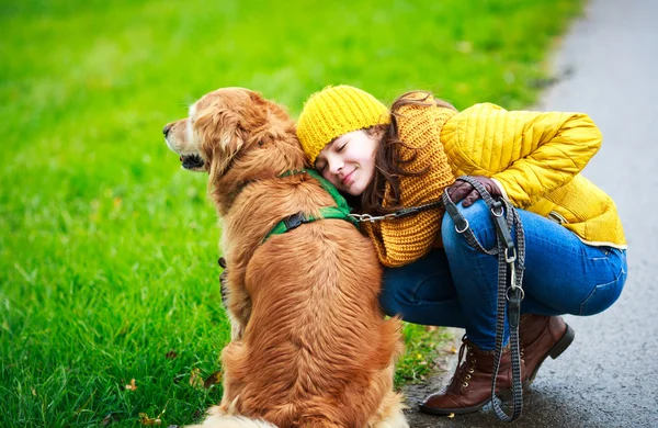 Счастливая девушка со своей собакой Стоковое Фото