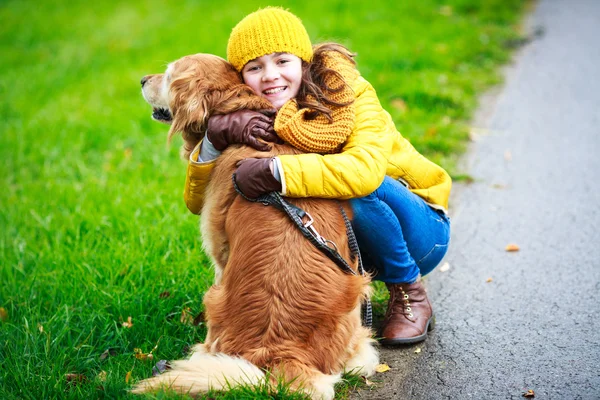 Счастливая девушка со своей собакой Лицензионные Стоковые Изображения