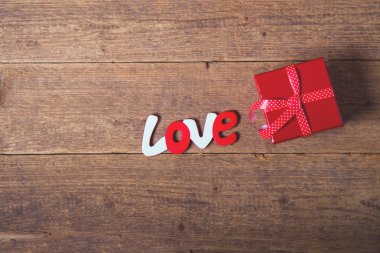 Ahşap üzerine kırmızı hediye kutusu