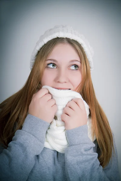 Portret van een smilling tiener met een sjaal — Stockfoto