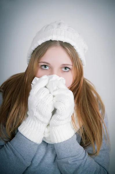 Hübsches krankes Mädchen mit Taschentuch — Stockfoto