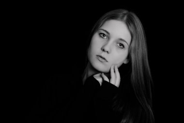 hüzünlü güzel genç kadın