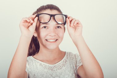 ararken gözlük ile kız