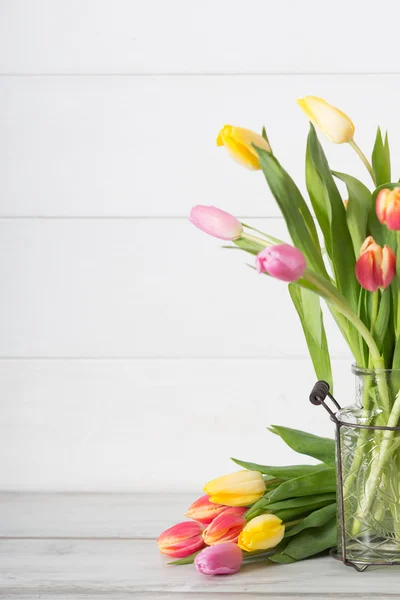 Beautifyl tulipány na dřevo pozadí — Stock fotografie