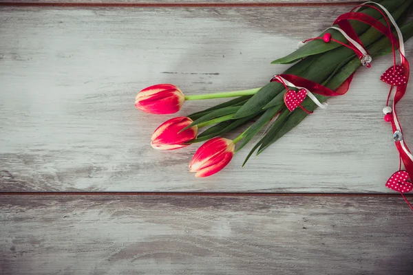 Kleurrijke tulpen op tafel — Stockfoto