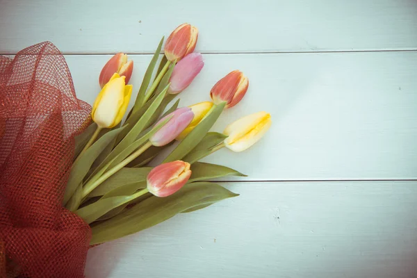 Růžové tulipány na dřevo — Stock fotografie
