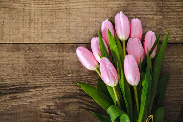 Růžové tulipány na dřevo — Stock fotografie