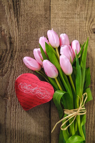 Tulipas rosa e caixa de presente — Fotografia de Stock