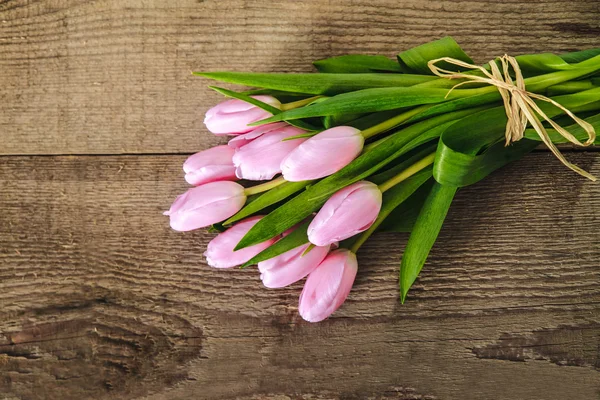 Tulipanes rosados sobre la mesa —  Fotos de Stock