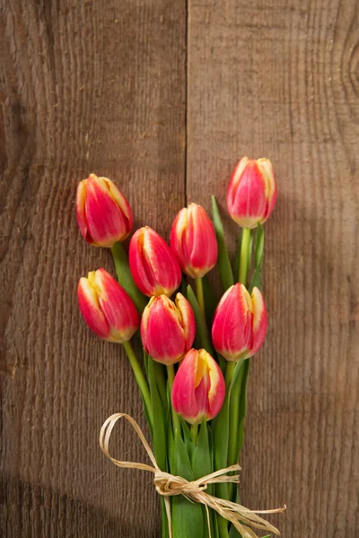 Tulipas vermelhas na mesa — Fotografia de Stock