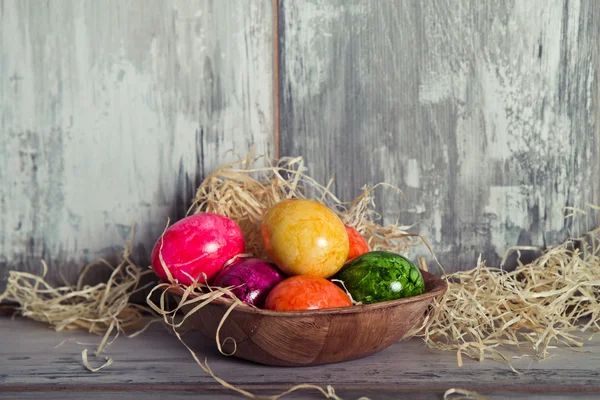 Uovo di Pasqua in piatto di legno — Foto Stock