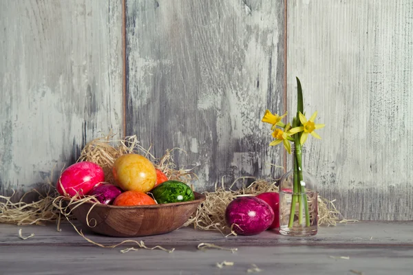 Huevos de Pascua en plato de madera — Foto de Stock