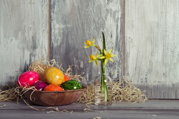 Huevos de Pascua en plato de madera — Foto de Stock