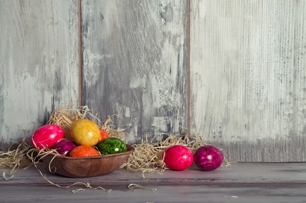 Uovo di Pasqua in piatto di legno — Foto Stock