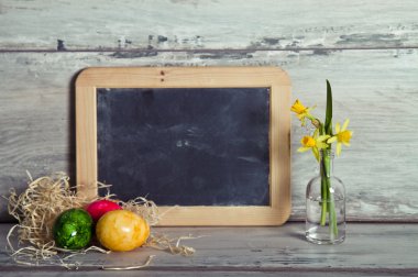 yazı tahtası ve renkli tavuk yumurtası